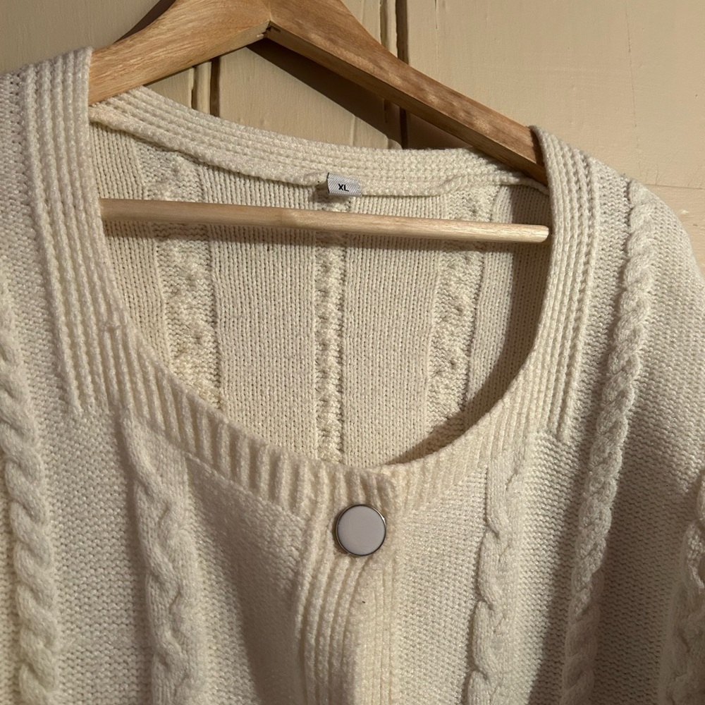 🙈SOLD🙈Vintage Scoop Neck Cable Knit Cardigan - Picture 4 of 4